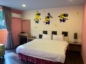 Rúm í herbergi á Grandma Yu's B&B