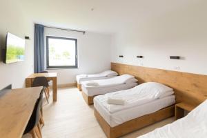 Postel nebo postele na pokoji v ubytování Hotel Konopielka