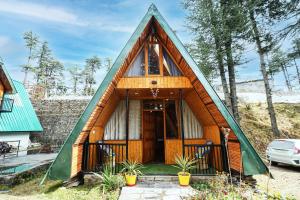庫弗利的住宿－EKOSTAY - Kufri Chalet，一座带三角形屋顶的小房子