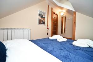 Ένα ή περισσότερα κρεβάτια σε δωμάτιο στο Pokoje na Jasnej