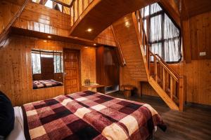 מיטה או מיטות בחדר ב-EKOSTAY - Kufri Chalet