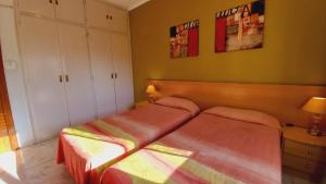 バルセロナにあるPlaza Universitatの小さな部屋のベッド2台