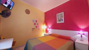バルセロナにあるPlaza Universitatの赤い壁のベッドルーム1室(ベッド1台付)