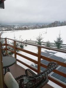 Una vista de un campo cubierto de nieve desde un balcón. en Vila Rem, en Bran 29 fotos más