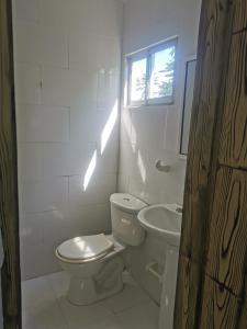 uma casa de banho branca com um WC e um lavatório em Cabaña Villa Roma em Santa Marta