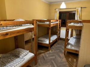 Habitación con 4 literas en una habitación en 50 People Bis Apartment, en Cracovia