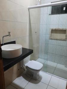 uma casa de banho com um WC, um lavatório e um chuveiro em Pousada RIOSTOUR em Barreirinhas