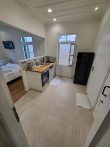 una cucina con lavandino e piano di lavoro di Lefkada Triola Apartments a Città di Lefkada