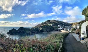 een uitzicht op de oceaan en een strand met huizen bij The Cottage Bed & Breakfast in Polperro