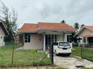コタバルにあるJARUM PENITI HOMESTAY PCB KOTA BHARUの家の前に駐車した白車