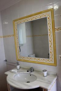 ein Bad mit einem Waschbecken und einem Spiegel in der Unterkunft APARTAMENTO AROSA in Vilanova de Arousa