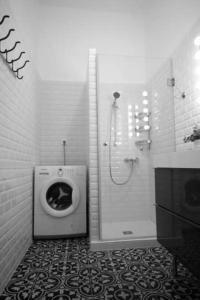 Et badeværelse på Trendy home near BASILICA with AC
