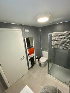 Ett badrum på Dunlap Apartments