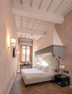una camera con un grande letto bianco di Relais Uffizi a Firenze