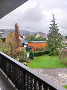 einen Balkon mit Blick auf den Hof in der Unterkunft Wiehenblick in Hüllhorst