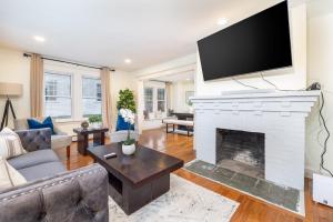 uma sala de estar com lareira e televisão de ecrã plano em Gorgeous 3 bedroom - 9 mins to Hartford, Connecticut em West Hartford