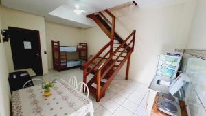 una habitación con una escalera y una mesa y una habitación con una mesa en LES VOILES Hotel Lounge Canasvieiras en Florianópolis