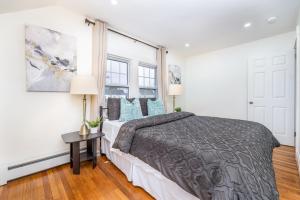 um quarto com uma cama e uma janela em Gorgeous 3 bedroom - 9 mins to Hartford, Connecticut em West Hartford