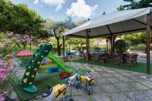 Herní místnost nebo prostor pro děti v ubytování Hotel Real
