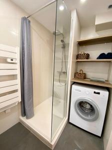 Phòng tắm tại Cosy & Chill Appartements - 10 min de la mer - Jardin, Netflix, terrasse, fibre & parking