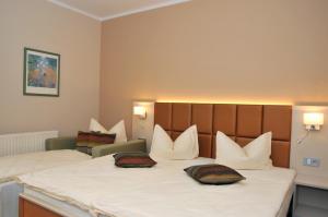 
Ein Bett oder Betten in einem Zimmer der Unterkunft Hotel Friesen

