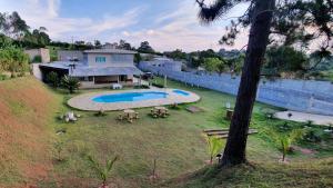 uma vista aérea de um quintal com uma piscina em Recanto das Pretinhas em Ibiúna