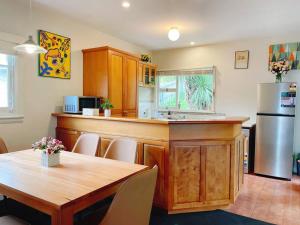Kuchyň nebo kuchyňský kout v ubytování Spectacular Hobart River View Home + 6 fotografií