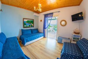 TV a/nebo společenská místnost v ubytování Aliki Apartments