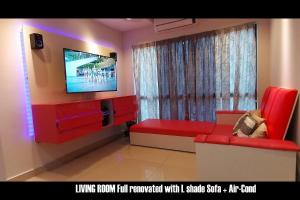 Televízia a/alebo spoločenská miestnosť v ubytovaní Penang karaoke Ruby Townhouse 1st floor