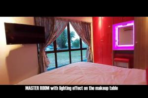 Säng eller sängar i ett rum på Penang karaoke Ruby Townhouse 1st floor