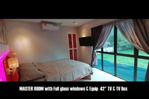 1 dormitorio con cama y ventana grande en Penang karaoke Ruby Townhouse 1st floor, en Bayan Lepas