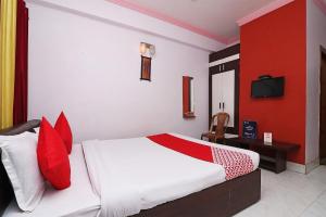 Giường trong phòng chung tại MADHU MAMATA HOTEL