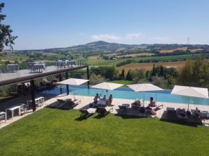 Bazén v ubytování Terra di Gradara nebo v jeho okolí