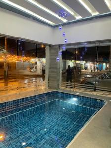 Hotel Andy في أتاكاميس: مسبح وبلاط ازرق في مبنى