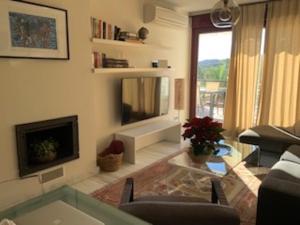sala de estar con sofá y chimenea en Apartamento en Magnifico Resort - Parque Botanico en Estepona
