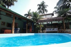 duży basen przed domem w obiekcie VELINN Pousada Gaia Gardens w mieście Paraty +28 zdjęć