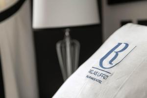 佛羅倫斯的住宿－黎萊斯烏菲其酒店，一件带标志的白色衬衫的壁画