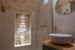 A bathroom at Trulli Magheia