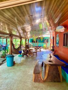 Restaurace v ubytování Coral Reef Surf Hostel and Camp