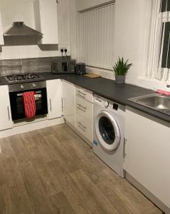 Imagem da galeria de Cosy 3 Bedroom house, Free parking & WIFI em Nottingham