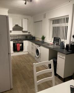 Imagem da galeria de Cosy 3 Bedroom house, Free parking & WIFI em Nottingham