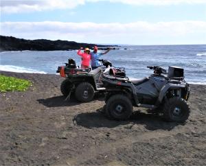 grupa ludzi stojących na plaży z atvs w obiekcie Ocean View Paradise! w Hawaiian Ocean View