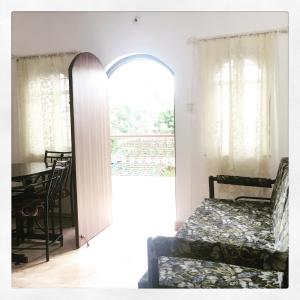 BardezにあるMaria guest houseのベッドとテーブルと窓のある寝室