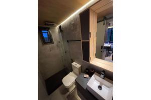 Koupelna v ubytování Moriá Village + 55 fotografií