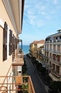 Cet appartement dispose d'un balcon offrant une vue sur une rue et l'océan. dans l'établissement Residenza Nam, à Alassio