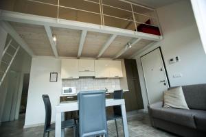 cocina y sala de estar con mesa y sillas en Residenza Nam, en Alassio