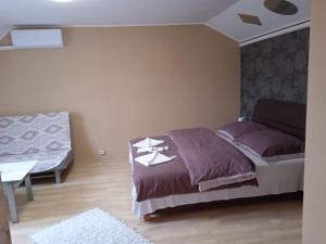 A bed or beds in a room at Micófogadó