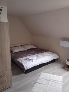 A bed or beds in a room at Micófogadó