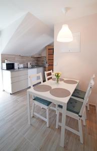Kuchyňa alebo kuchynka v ubytovaní Fenyves Apartmanok