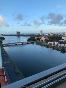 uma vista para um rio com uma ponte e uma cidade em Rede Andrade Plaza Recife em Recife